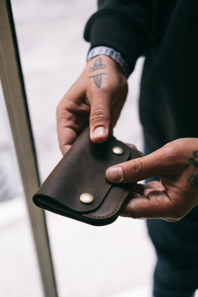 
                  
                    TRI Wallet - Waxed leather - Brown
                  
                