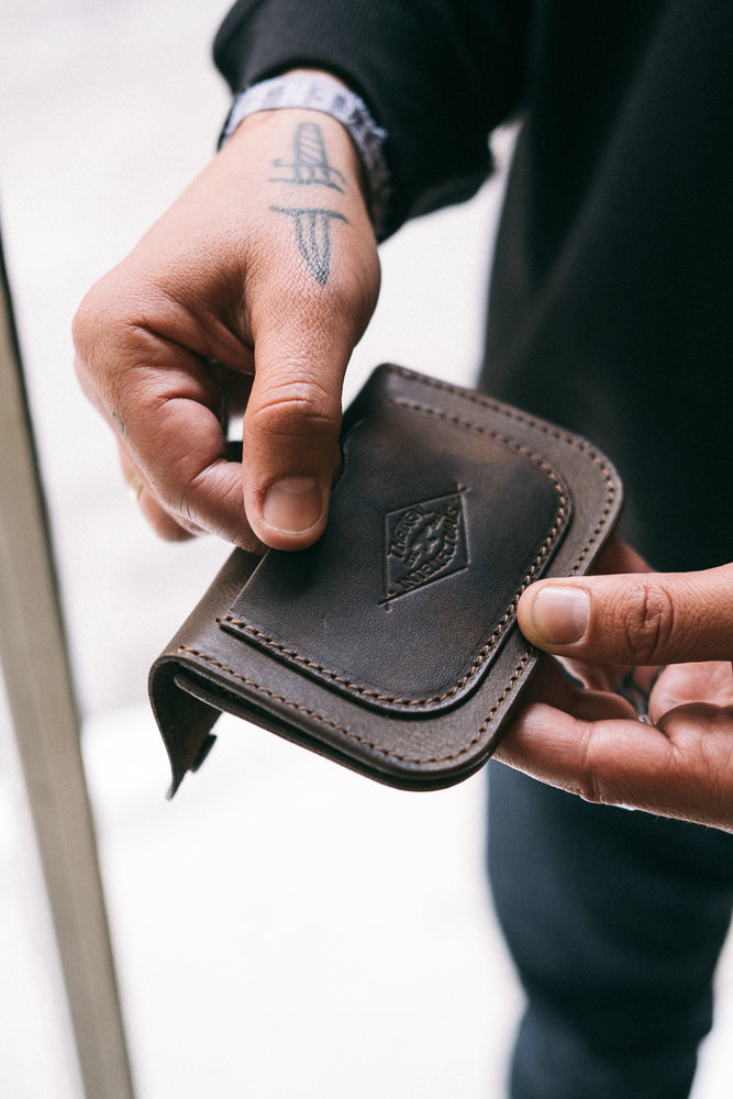
                  
                    TRI Wallet - Waxed leather - Brown
                  
                
